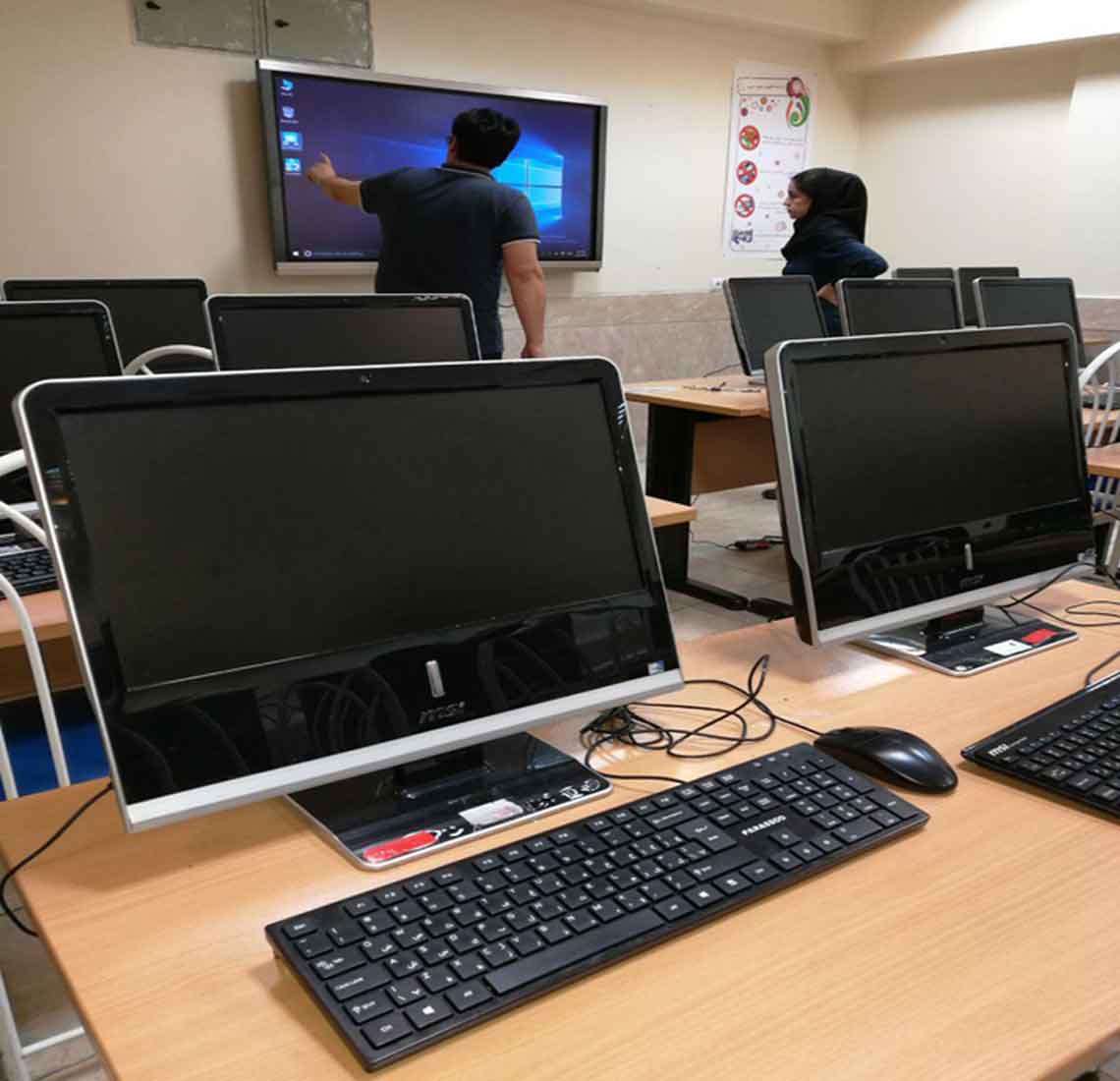نصب، راه اندازی و پشتیبانی کامپیوترهای لمسی کاواک 65 اینچی در مجتمع آموزشی شهید مهدوی