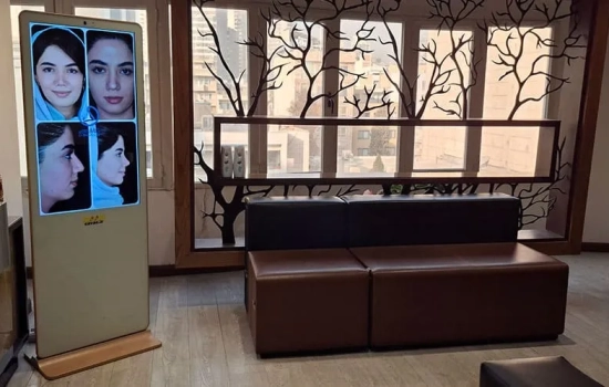 راهکار کاواک برای مدیریت هوشمندانه زمان انتظار | مطب دکتر علی قارونی با استفاده از استند لمسی، زمان توقف بیماران را به فرصتی مؤثر تبدیل می‌کند